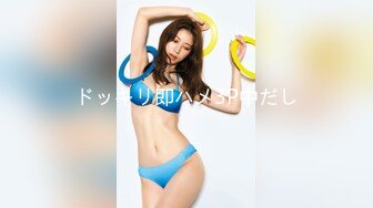 【 偷拍】大神躲在浴室通风管看美女更衣美女喜欢扣屁眼