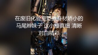 脸上红扑扑极品御姐居家发骚，带子情趣装开档黑丝，坐椅子上抬起双腿假屌爆插