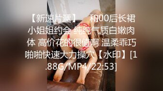 纹身小哥哥遇到欧美妖艳御姐给大屌男友打飞机，销魂姿势口交无套后入