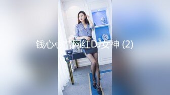 酒店里干别人媳妇给狼友看，颜值高超级骚吃奶玩逼道具蹂躏无毛白虎，各种体位爆草抽插，浪叫呻吟