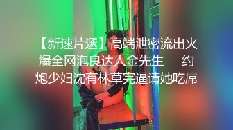 漂亮短发少妇非常有气质，身体柔软，站立一字马开操。