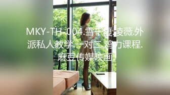 小姐赚钱真不容易两个小伙带小姐到KTV包房草逼给逼逼灌啤酒还让人脱光了站在桌子上唱歌