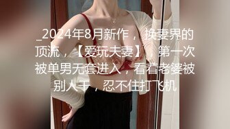   发情少女激情大秀，颜值不错被纹身小哥拽着胳膊后入爆草抽插，浪叫呻吟表情好骚