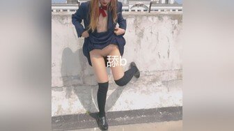 花枝招展气质美少妇，居家自慰，掰开粉穴，展示粉鲍鱼