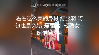 用假鸡巴勾引一下她居然就骚成这样