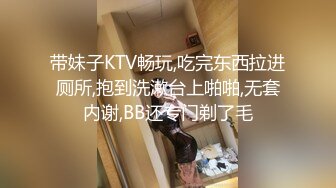 宾馆上帝视角真实偸拍一对小情侣开房造爱，小胖艳福不浅，漂亮女友特主动挑逗男的干她，还穿上夺命黑丝助兴