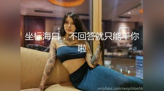   猥琐头套男双飞大战两个眼镜御姐范妹子超多体位姿势，无套操逼白浆四溅